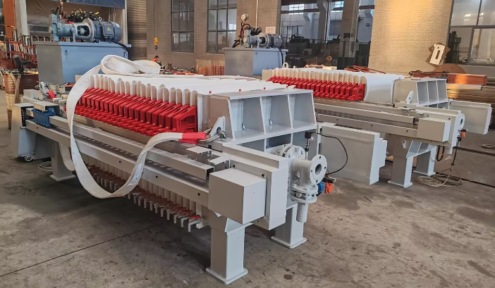 Solid liquid separation filter press